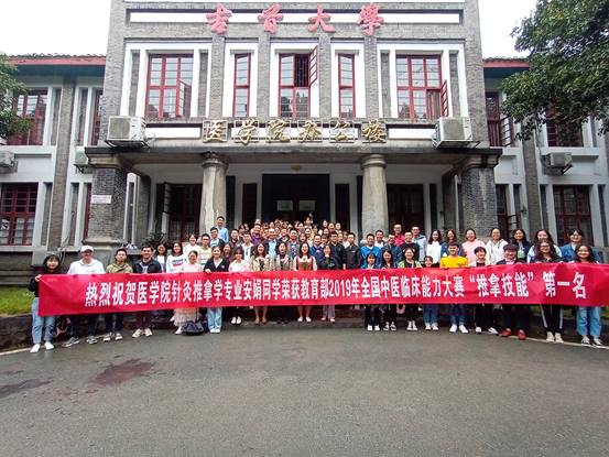 图2:800cc全讯白菜网在校员工热烈欢迎代表队载誉归来